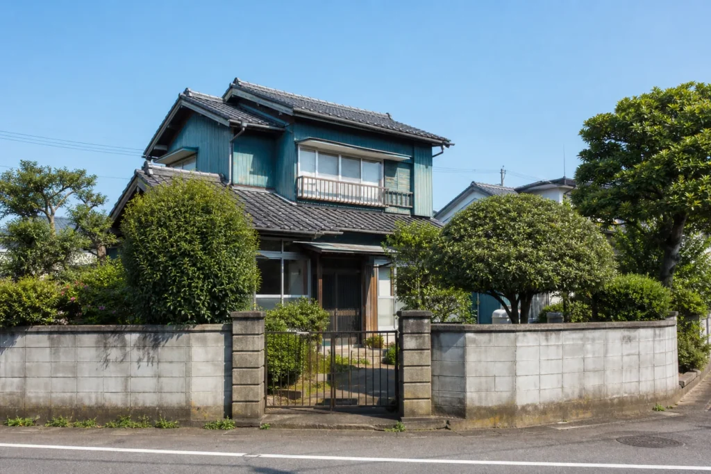 古い家を残すか土地全体で売るか比較するイメージ