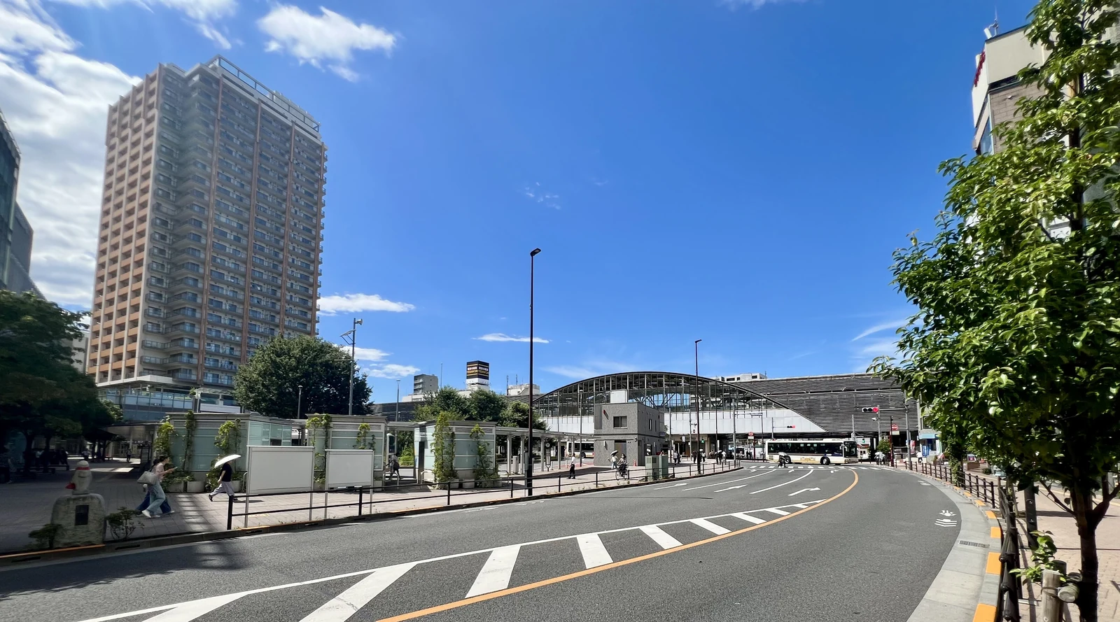 武蔵小金井駅前の道路と駅施設、高層住宅が見える街並み